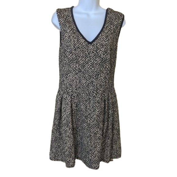 ---  Beige and Black V-Neck Sleeveless Dress Size Medium - Picture 1 of 3